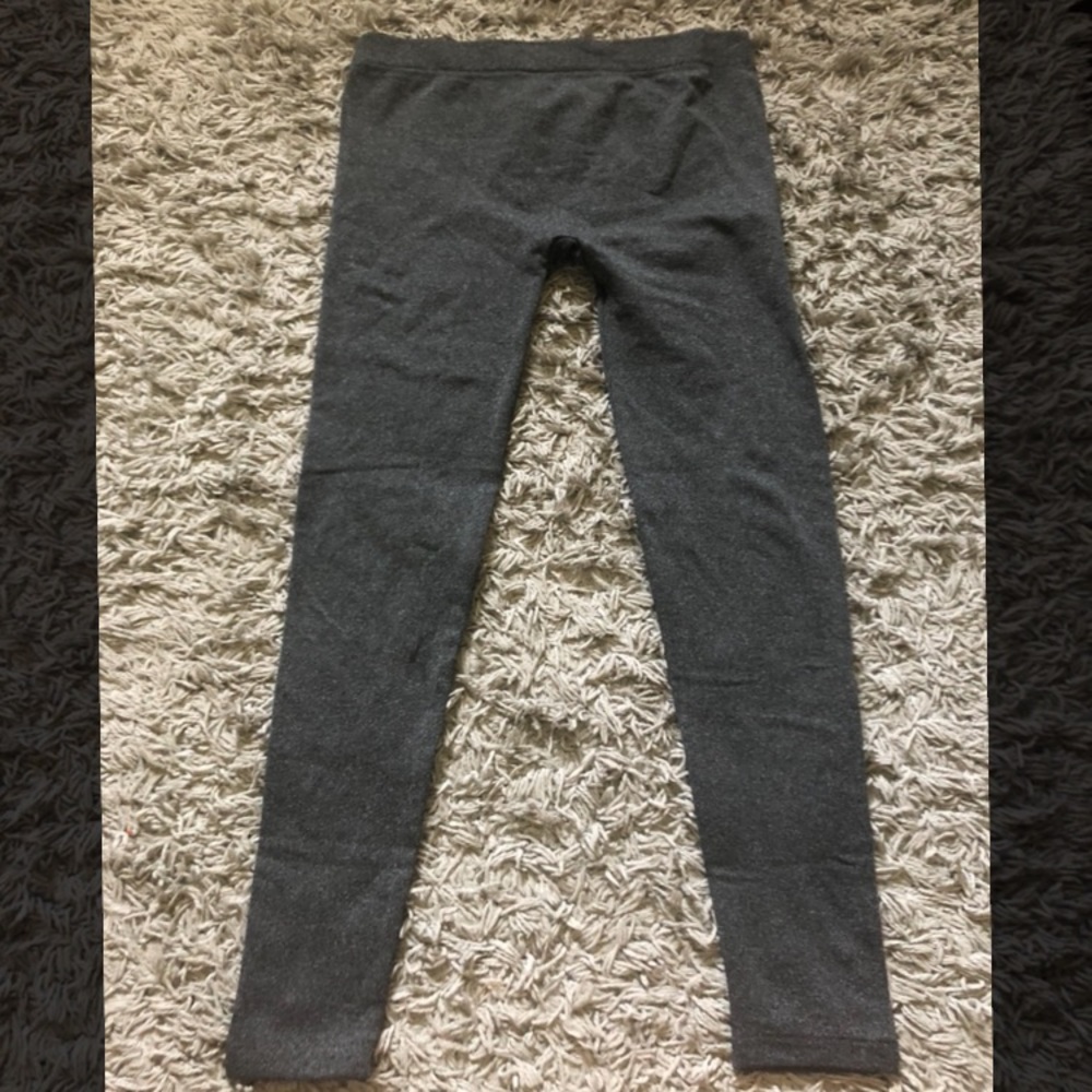A pair of warm gray leggings 🌞.